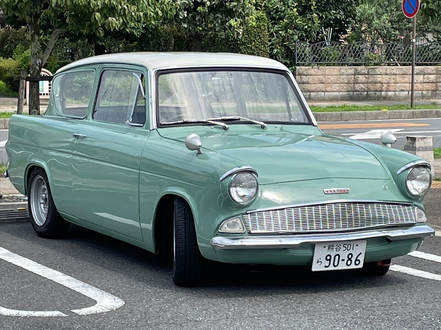 Historic car garage Norwichです。ご覧頂きありがとうございます。今日は鳩山町33度とまあまあ暑いです。今日はアングリアを試運転です。フロントに三角窓、リアも窓が開くため、エアコンなど快適装備ありませんが充分ですね。スーパーセブンでは、オープンで直射日光で気を失いそうになることも。笑ご興味ありましたら、試乗可能です。ご連絡下さい。0492-98-60241961年式フォード　アングリア価格　応相談#ハリーポッター#ginetta#Ginettag4#ジネッタ#空飛ぶ車#ロータス#lotus#クラシックカー#ヒストリックカー＃旧車＃アングリア＃anglia#elan#mini#ローバーミニ＃イギリス車＃英国車#ford (Instagram)