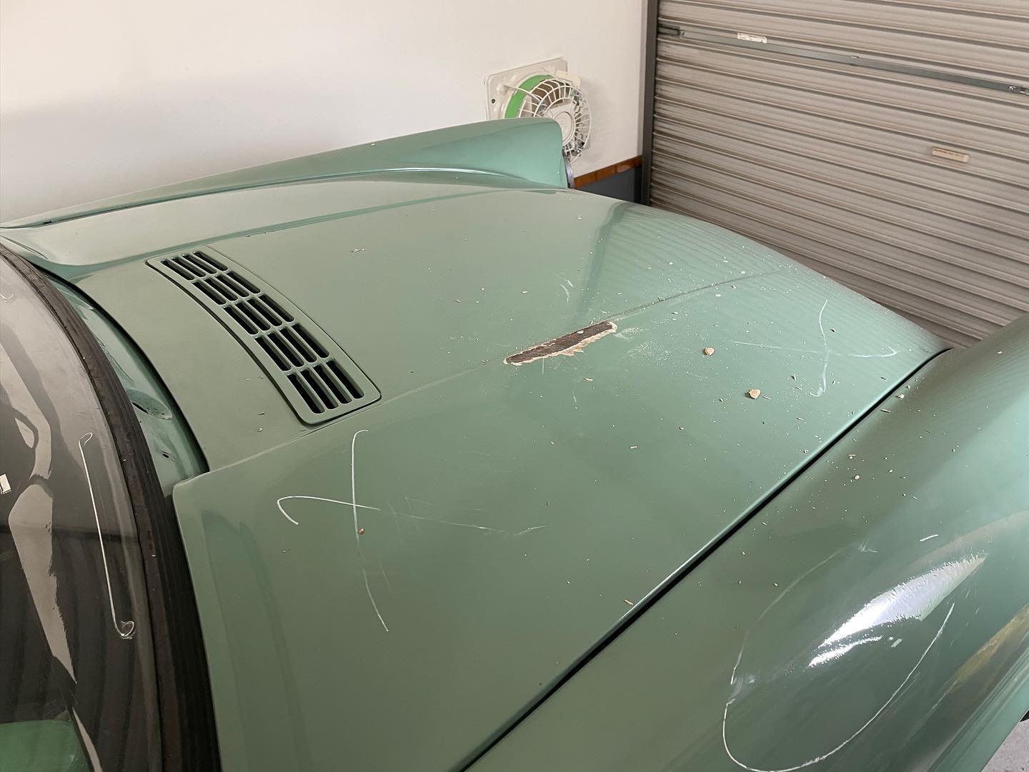 .みなさんは、夏休みいかがお過ごしでしょうか？関東は台風来ていて、この前のような水害がなければよいですが。現在、historic car garage norige ではアングリアの再塗装中です。古い車なので、パテが多くて大変ですね。パテが厚いとクラックの原因になりますね。明日はパテ盛りと下地作業の予定です。#鳩山町#ハリーポッター#ginetta#Ginettag4#ジネッタ#空飛ぶ車#ロータス#lotus#クラシックカー#ヒストリックカー#旧車#アングリア#anglia#elan#mini#ローバーミニ#イギリス車#英国車#ford#carstagram#cartune#cargram#car#historiccar